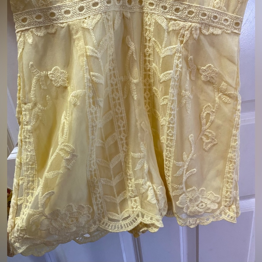 Socialite Plunging Lace Romper in Yellow Pastel - Picture 5 of 8